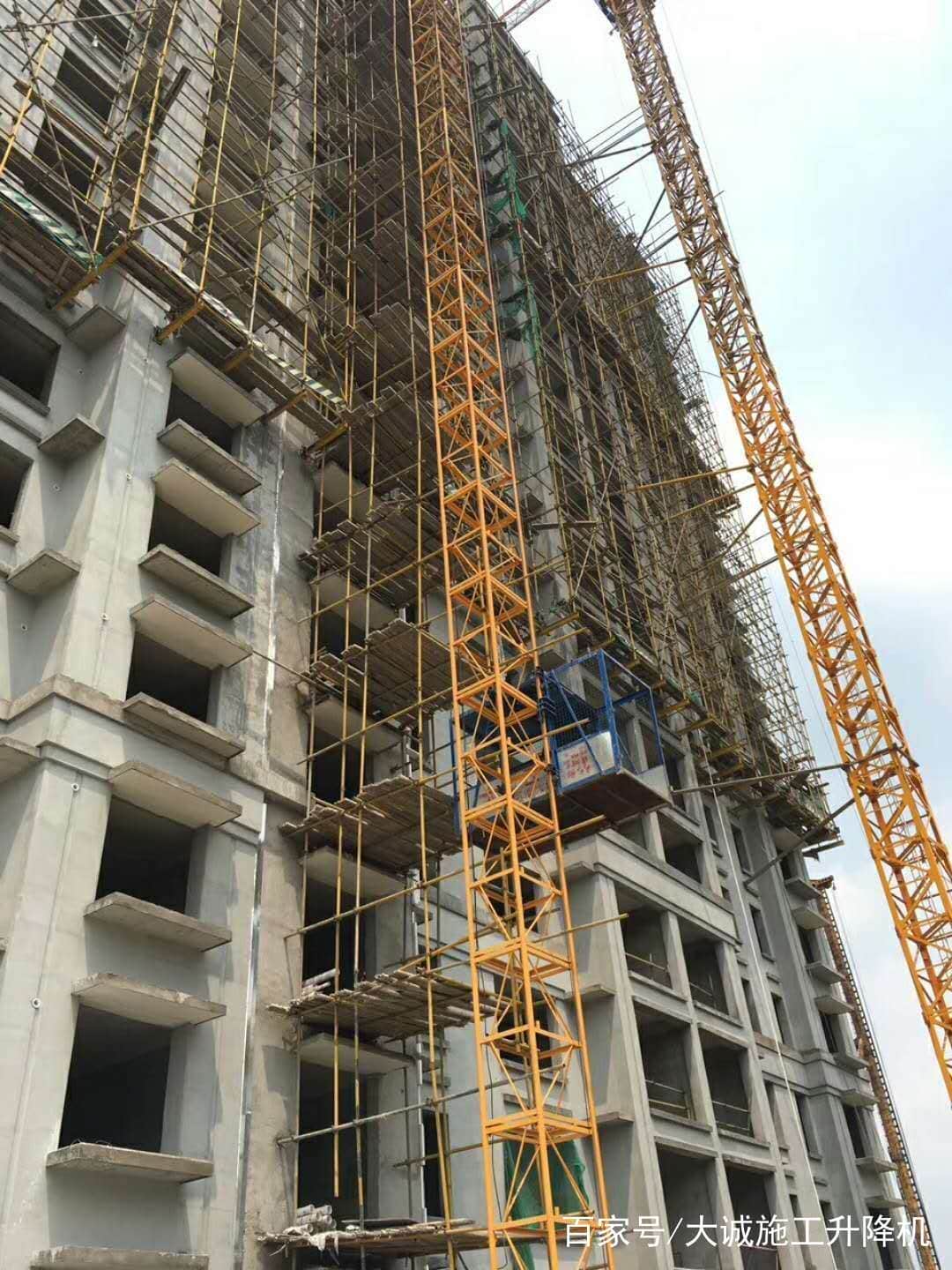 建筑施工塔式起重机配合升降机使用