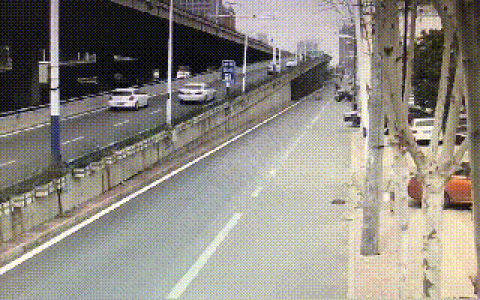 合肥市区！吊车突然侧翻压扁2辆轿车！监控拍下事发瞬间…