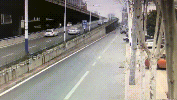 合肥市区！吊车突然侧翻压扁2辆轿车！监控拍下事发瞬间…