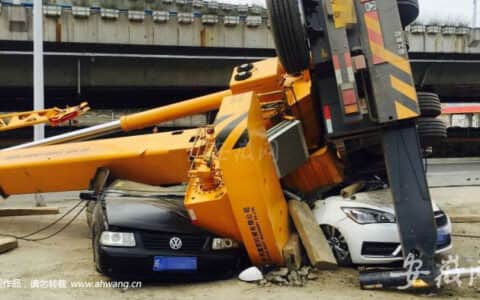合肥一吊车突然侧翻连轧两车 所幸无人员受伤