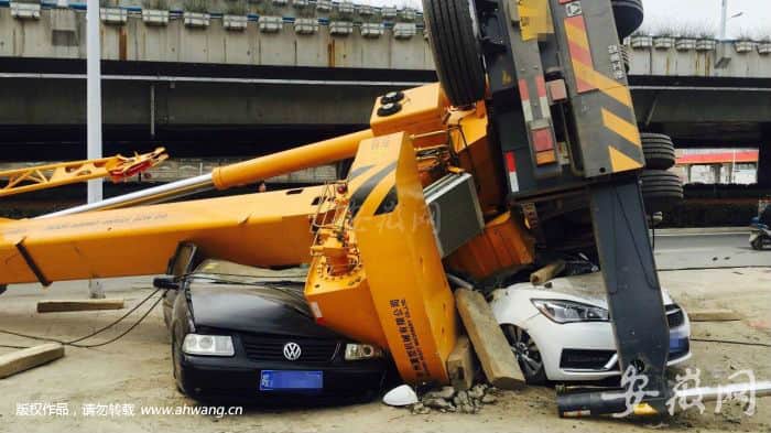 合肥一吊车突然侧翻连轧两车 所幸无人员受伤