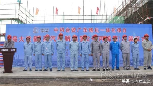 限量版“世界第一吊” 开动,中科项目111米第一高塔吊装成功!