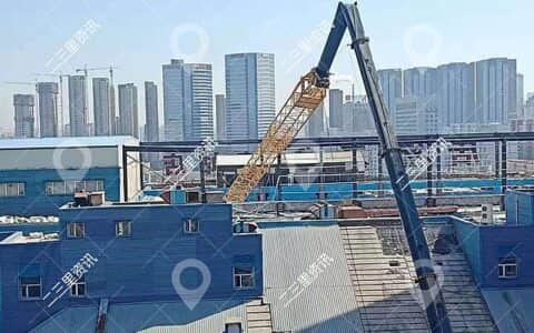 楼顶被砸出窟窿