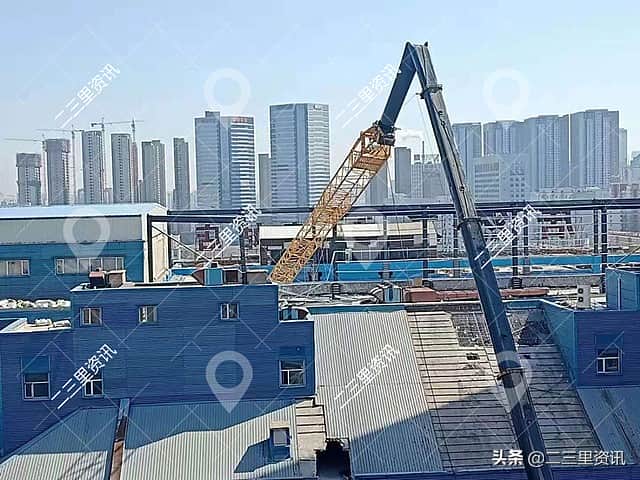 楼顶被砸出窟窿