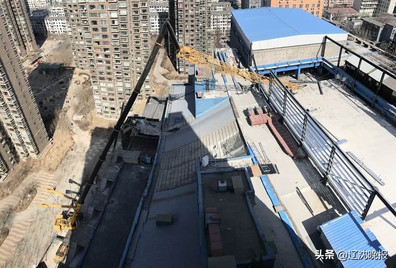 起重机吊臂弯折 楼顶砸出窟窿