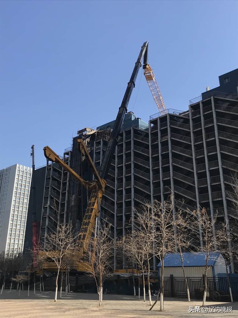 起重机吊臂弯折 楼顶砸出窟窿