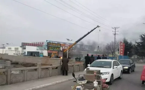 又是一起违规作业，吊车触碰高压线！