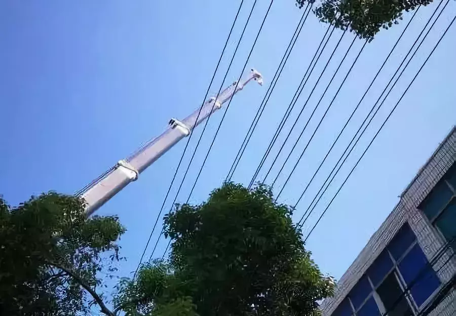 又是一起违规作业,吊车触碰高压线!