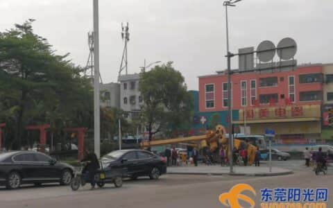 吓傻！东莞一吊臂车作业中侧翻