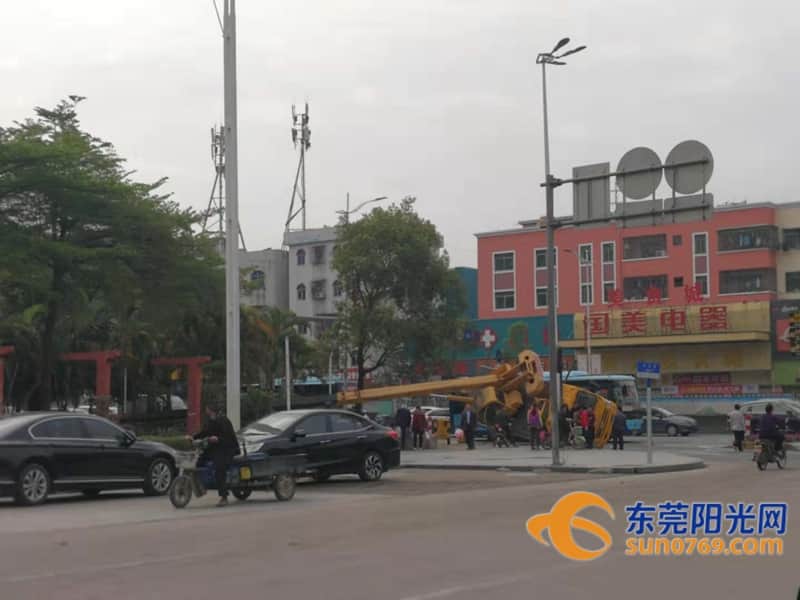 吓傻！东莞一吊臂车作业中侧翻