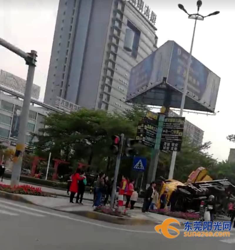吓傻!东莞一吊臂车作业中侧翻