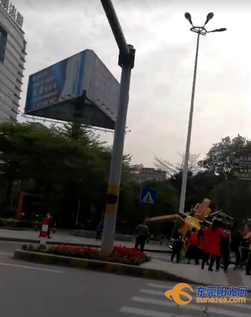吓傻!东莞一吊臂车作业中侧翻