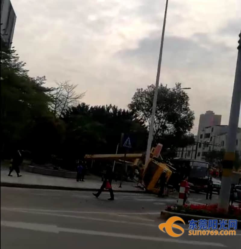 吓傻!东莞一吊臂车作业中侧翻