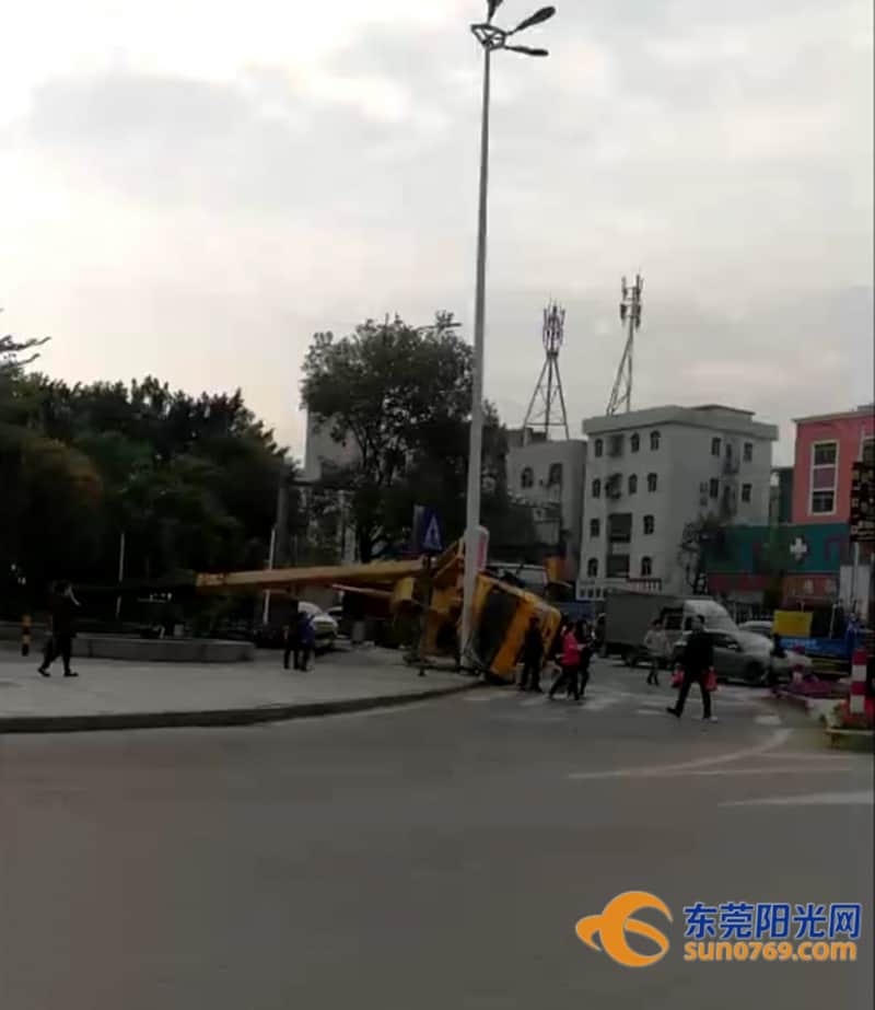 吓傻!东莞一吊臂车作业中侧翻