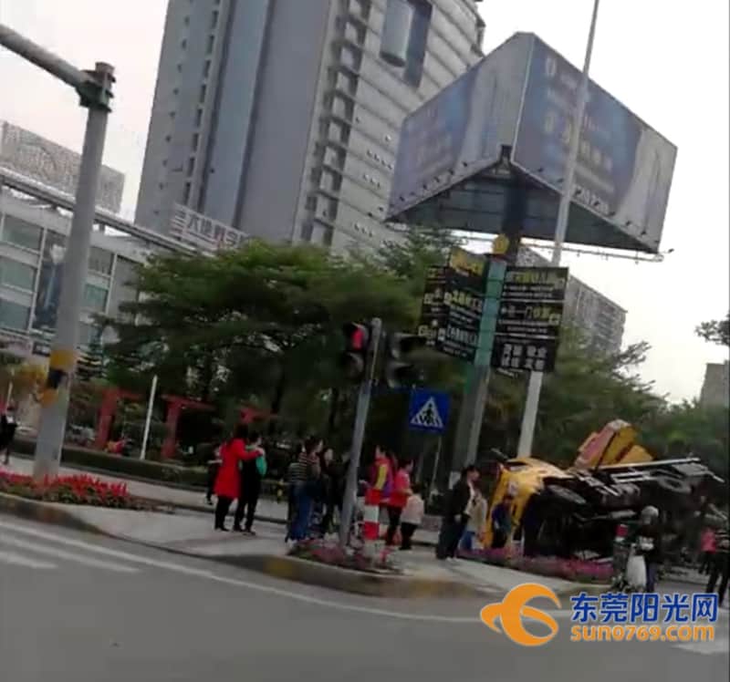 吓傻!东莞一吊臂车作业中侧翻