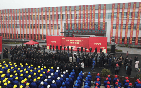 在全球最大塔机智能制造基地，用遥控手柄驾驶一台巨大的起重机
