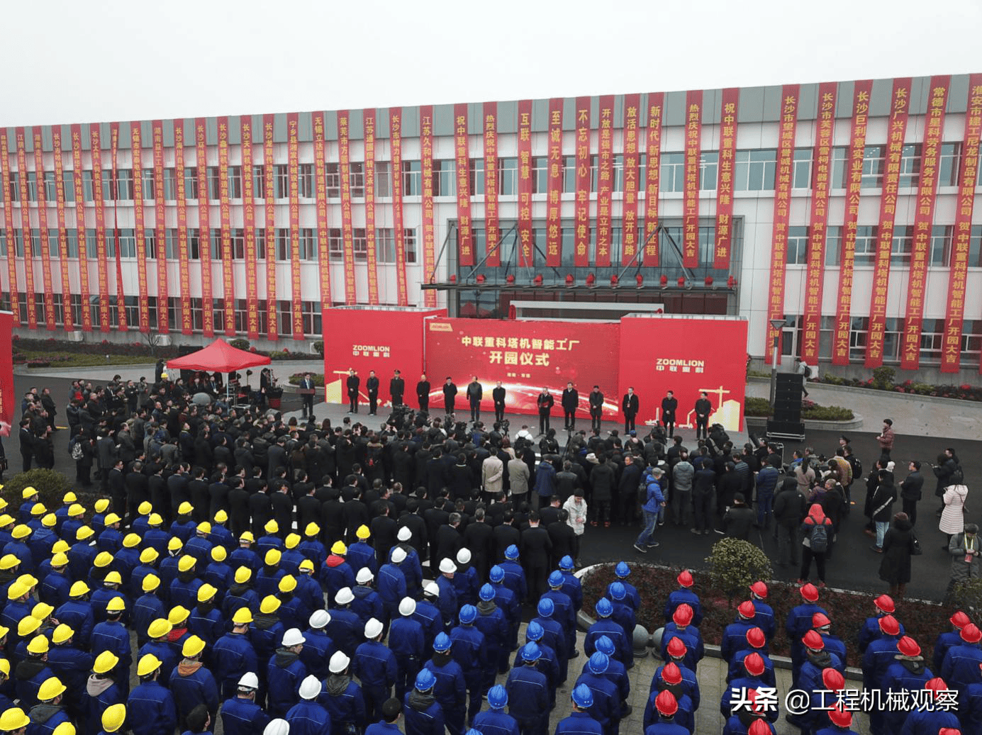 在全球最大塔机智能制造基地，用遥控手柄驾驶一台巨大的起重机