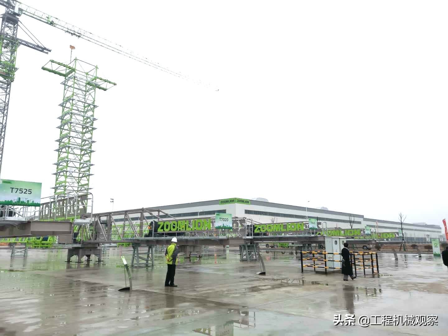 在全球最大塔机智能制造基地,用遥控手柄驾驶一台巨大的起重机