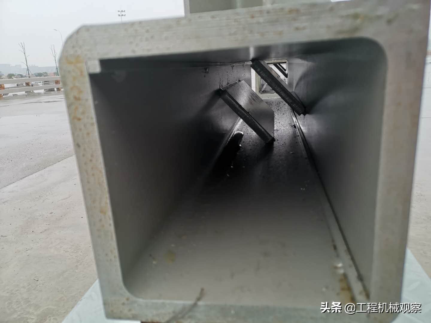 在全球最大塔机智能制造基地,用遥控手柄驾驶一台巨大的起重机