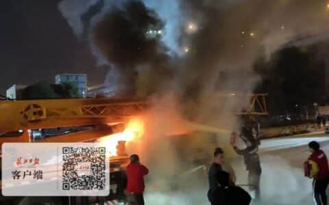 吊车在商场门前着火，武汉城管和市民纷纷帮忙灭火