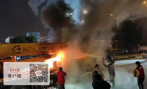 吊车在商场门前着火，武汉城管和市民纷纷帮忙灭火