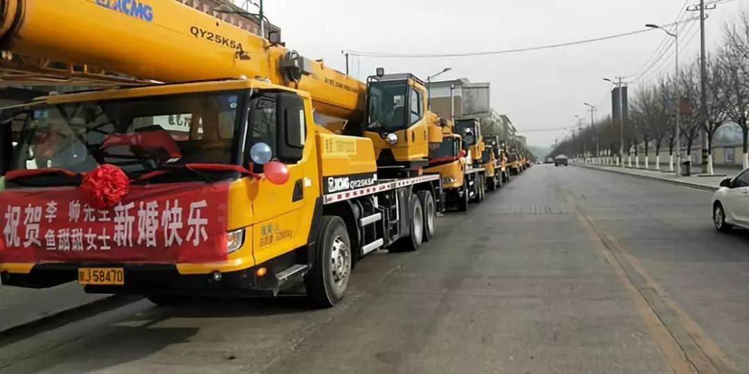 不一样的婚车–8台起重机“护航”，延安吊友浪漫接新娘