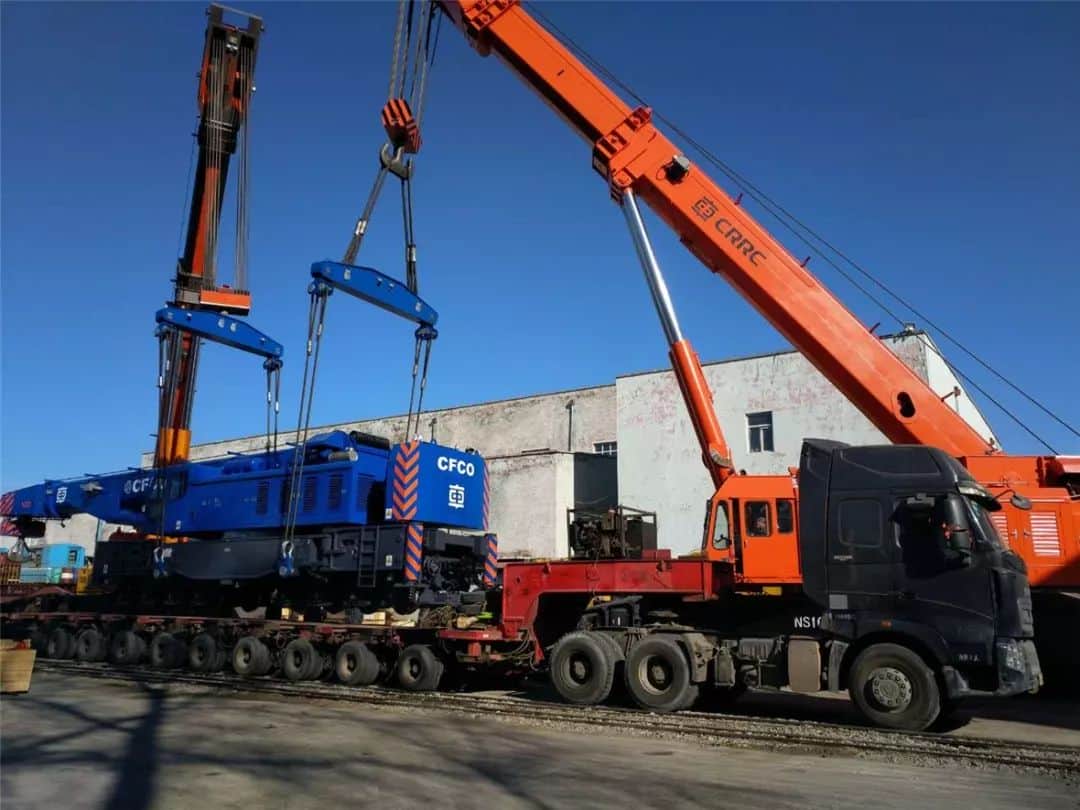 齐车公司出口刚果铁路起重机启程发运
