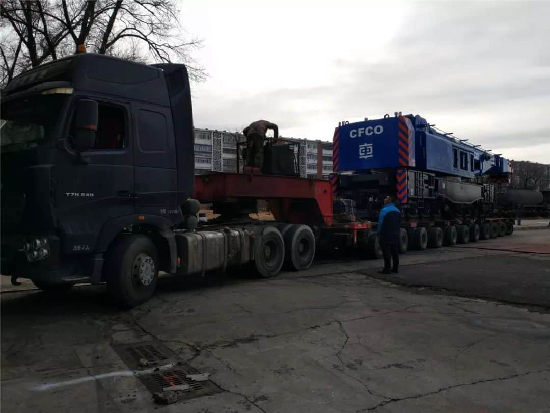 齐车公司出口刚果铁路起重机启程发运