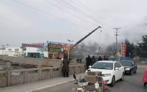 又一起吊车误触高压线，现场熊熊大火！真是要钱不要命…