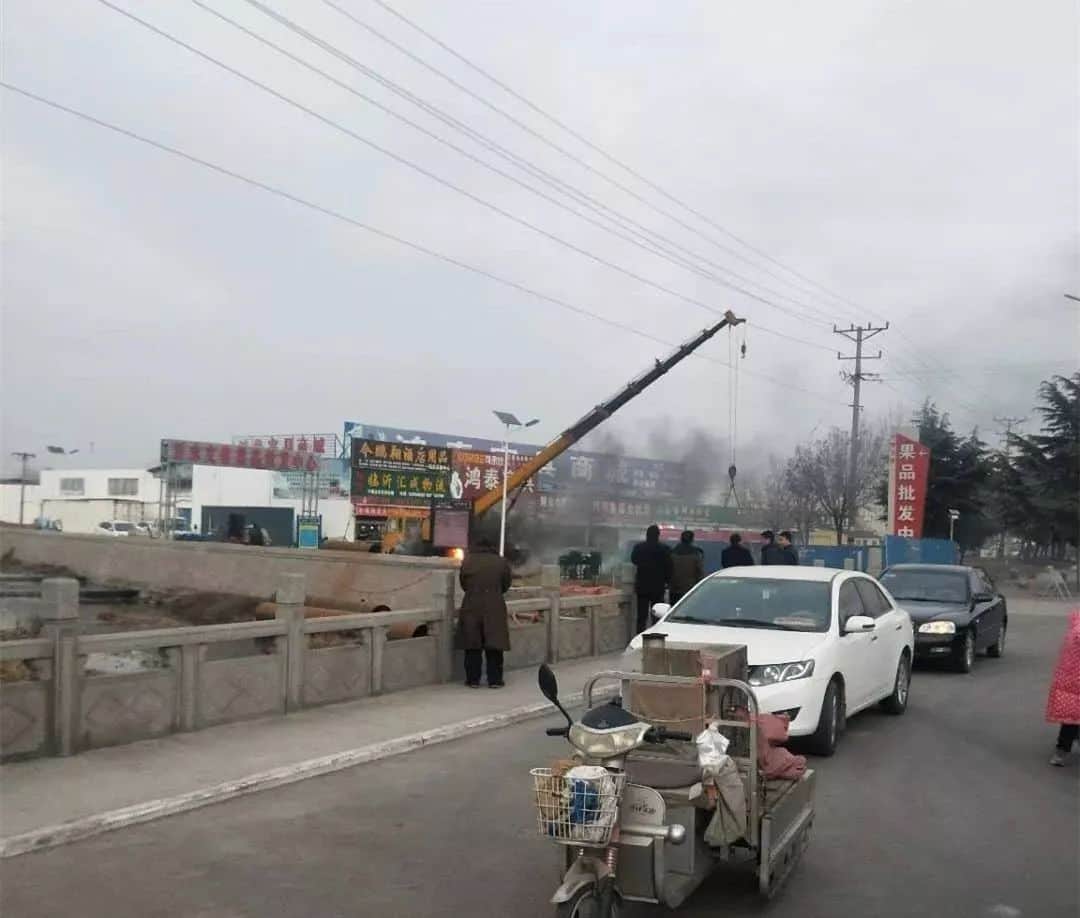 又一起吊车误触高压线，现场熊熊大火！真是要钱不要命…
