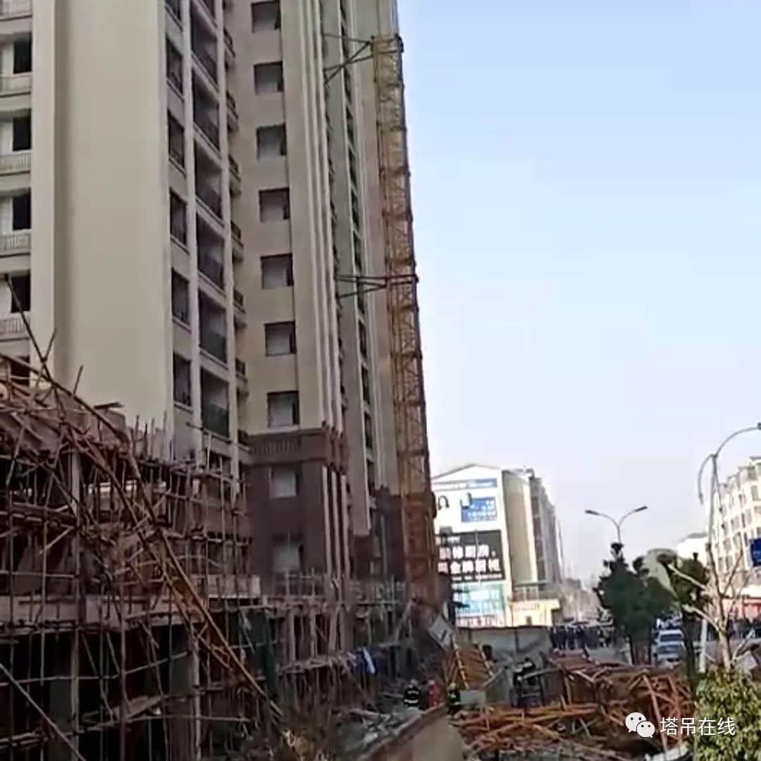 湖南一工地发生塔吊坍塌事故4死1伤，总包、监理单位降级，业主、施工方等4人被控制