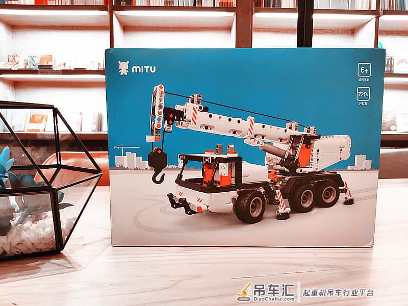 1:16仿真还原,拼完直呼过瘾,米兔积木工程吊车体验