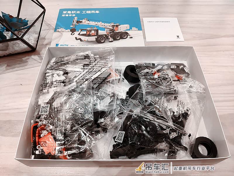 1:16仿真还原,拼完直呼过瘾,米兔积木工程吊车体验
