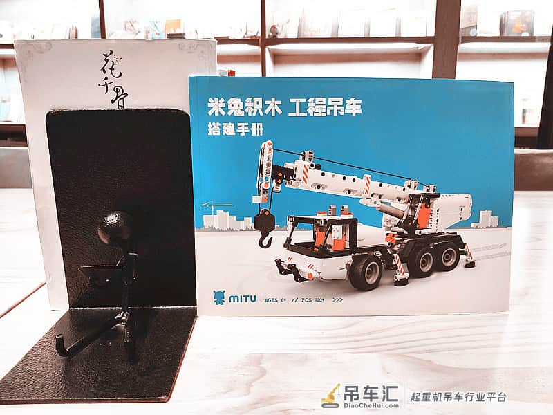 1:16仿真还原,拼完直呼过瘾,米兔积木工程吊车体验