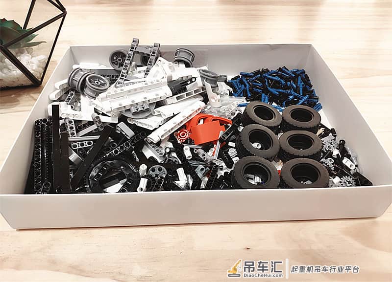 1:16仿真还原,拼完直呼过瘾,米兔积木工程吊车体验