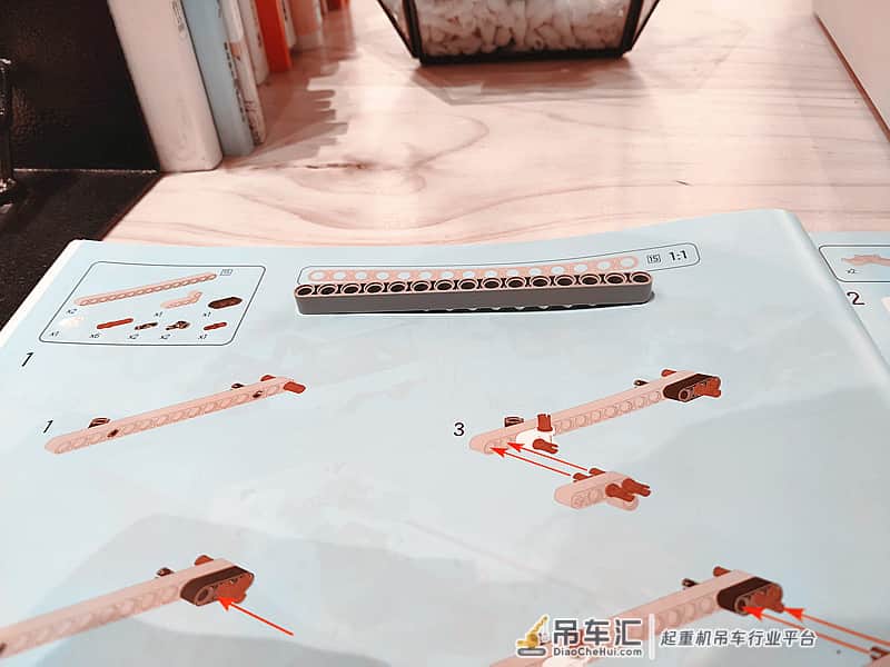 1:16仿真还原,拼完直呼过瘾,米兔积木工程吊车体验