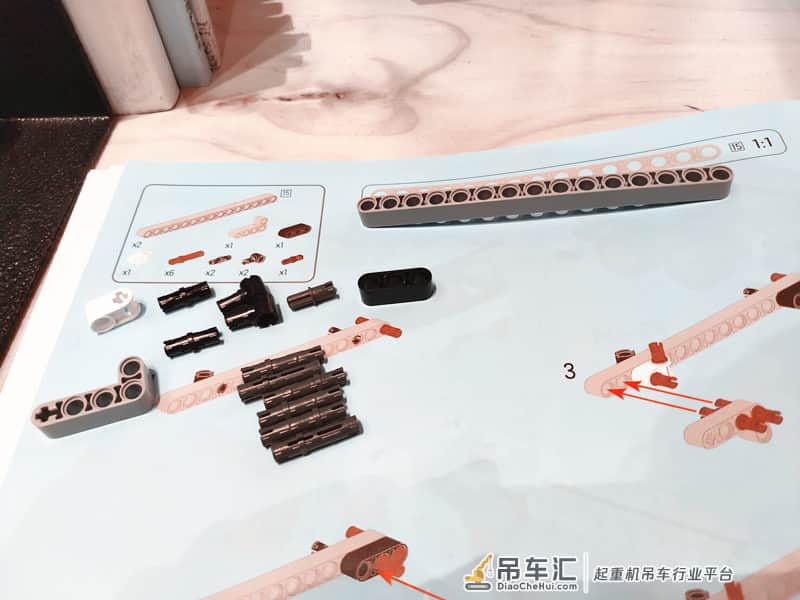 1:16仿真还原,拼完直呼过瘾,米兔积木工程吊车体验