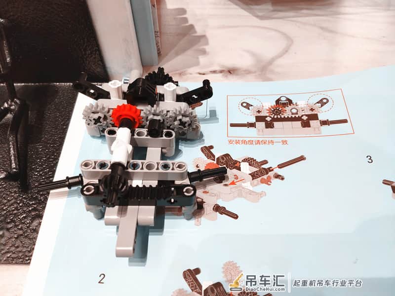 1:16仿真还原,拼完直呼过瘾,米兔积木工程吊车体验
