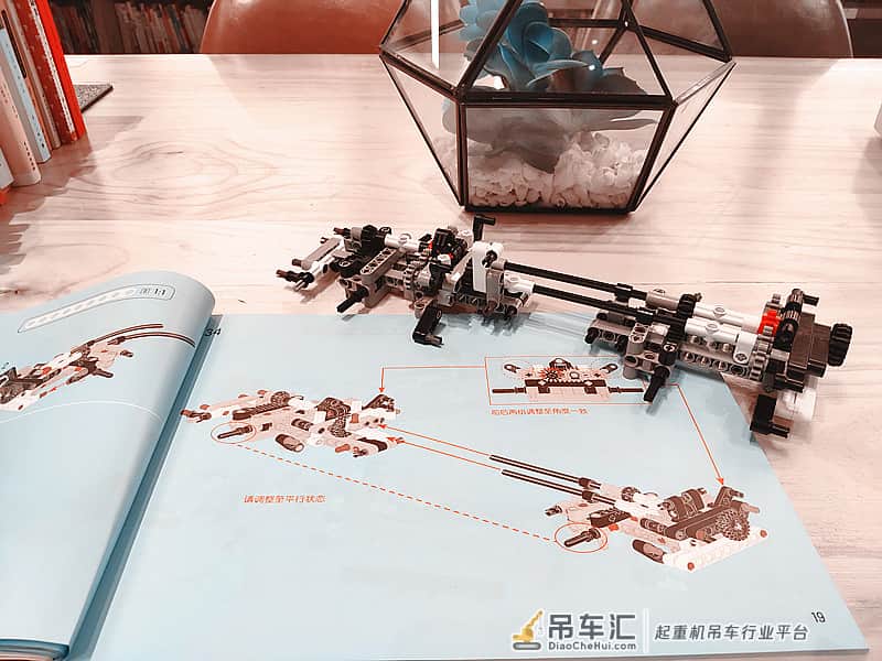 1:16仿真还原,拼完直呼过瘾,米兔积木工程吊车体验