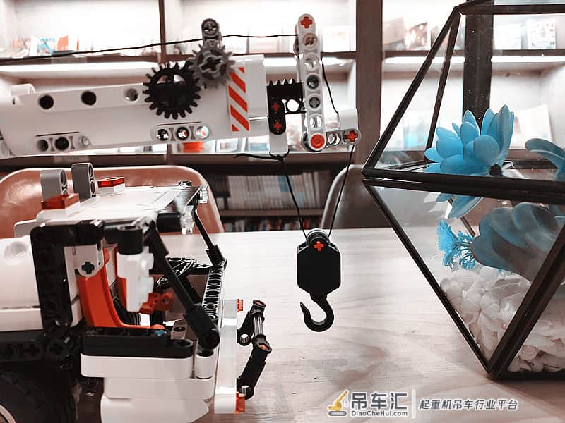 1:16仿真还原,拼完直呼过瘾,米兔积木工程吊车体验