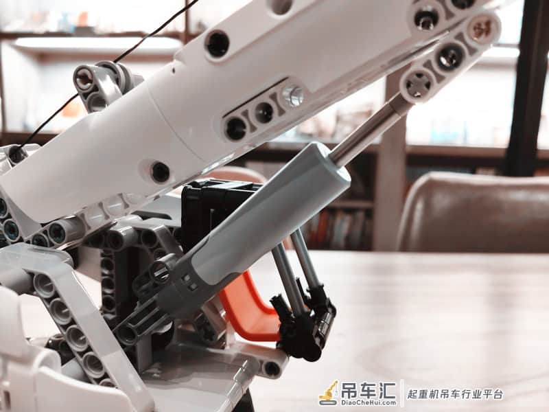 1:16仿真还原,拼完直呼过瘾,米兔积木工程吊车体验