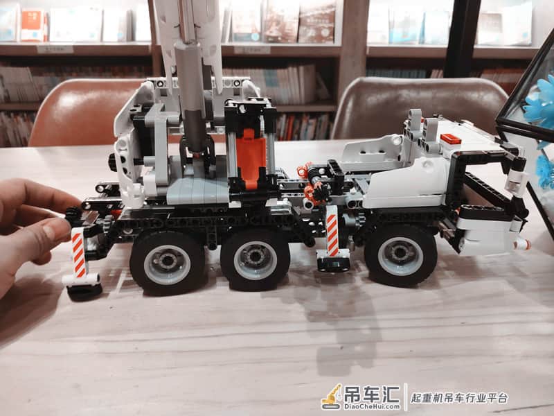 1:16仿真还原,拼完直呼过瘾,米兔积木工程吊车体验