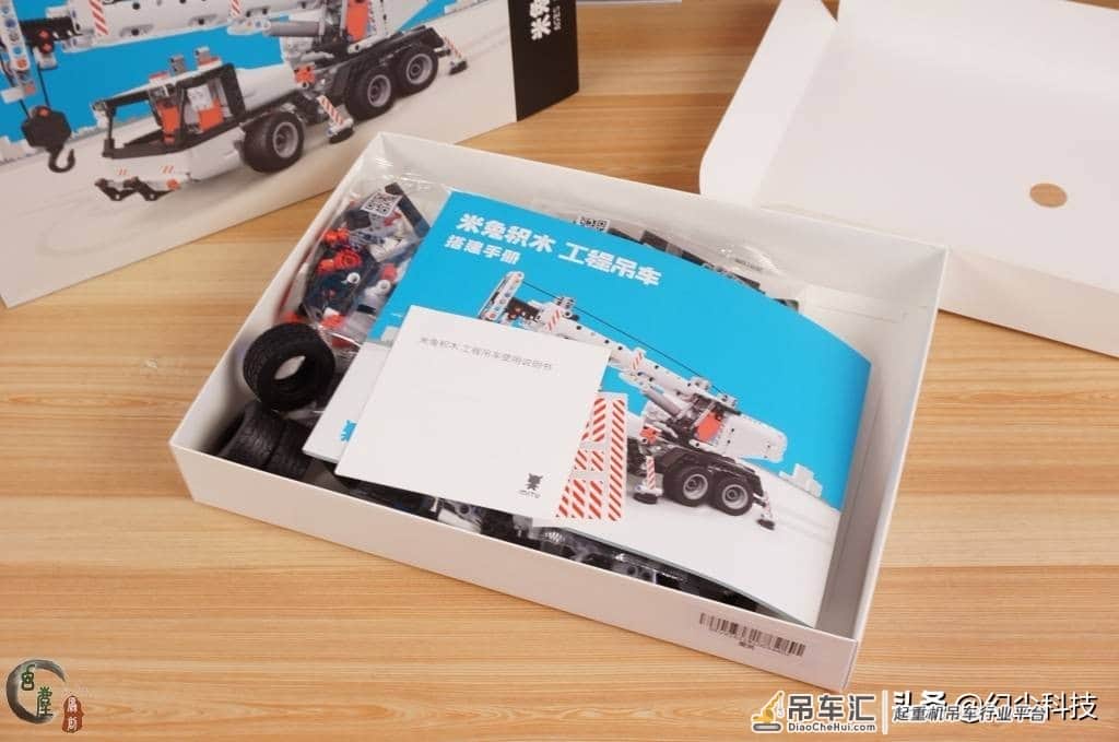还是小米给力,这价格大家都能买得起,米兔积木工程吊车轻体验