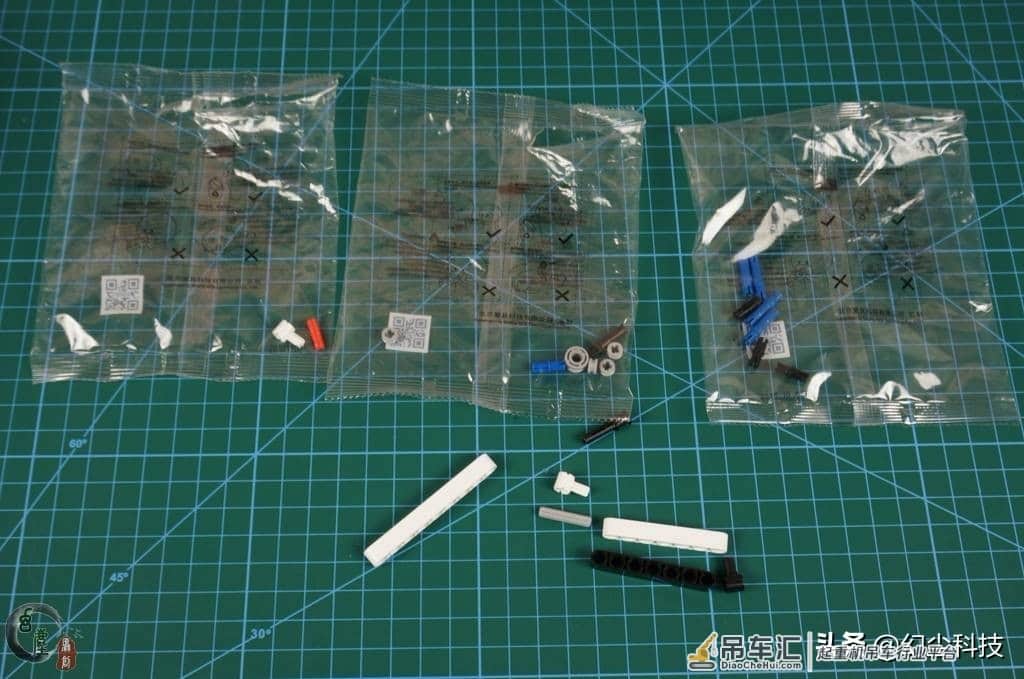 还是小米给力,这价格大家都能买得起,米兔积木工程吊车轻体验