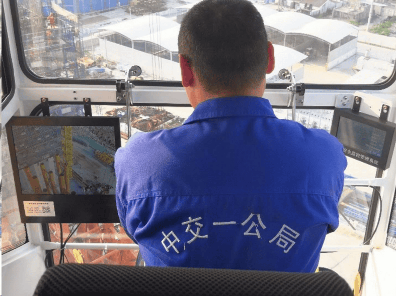 300多米高的塔吊上,塔司如何看清下方吊钩?有了这东西轻松解决