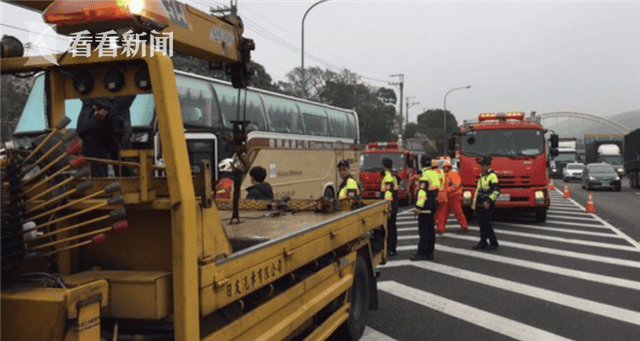 台湾旅游大巴追尾拖吊车 4名大陆游客受伤