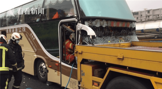台湾旅游大巴追尾拖吊车 4名大陆游客受伤
