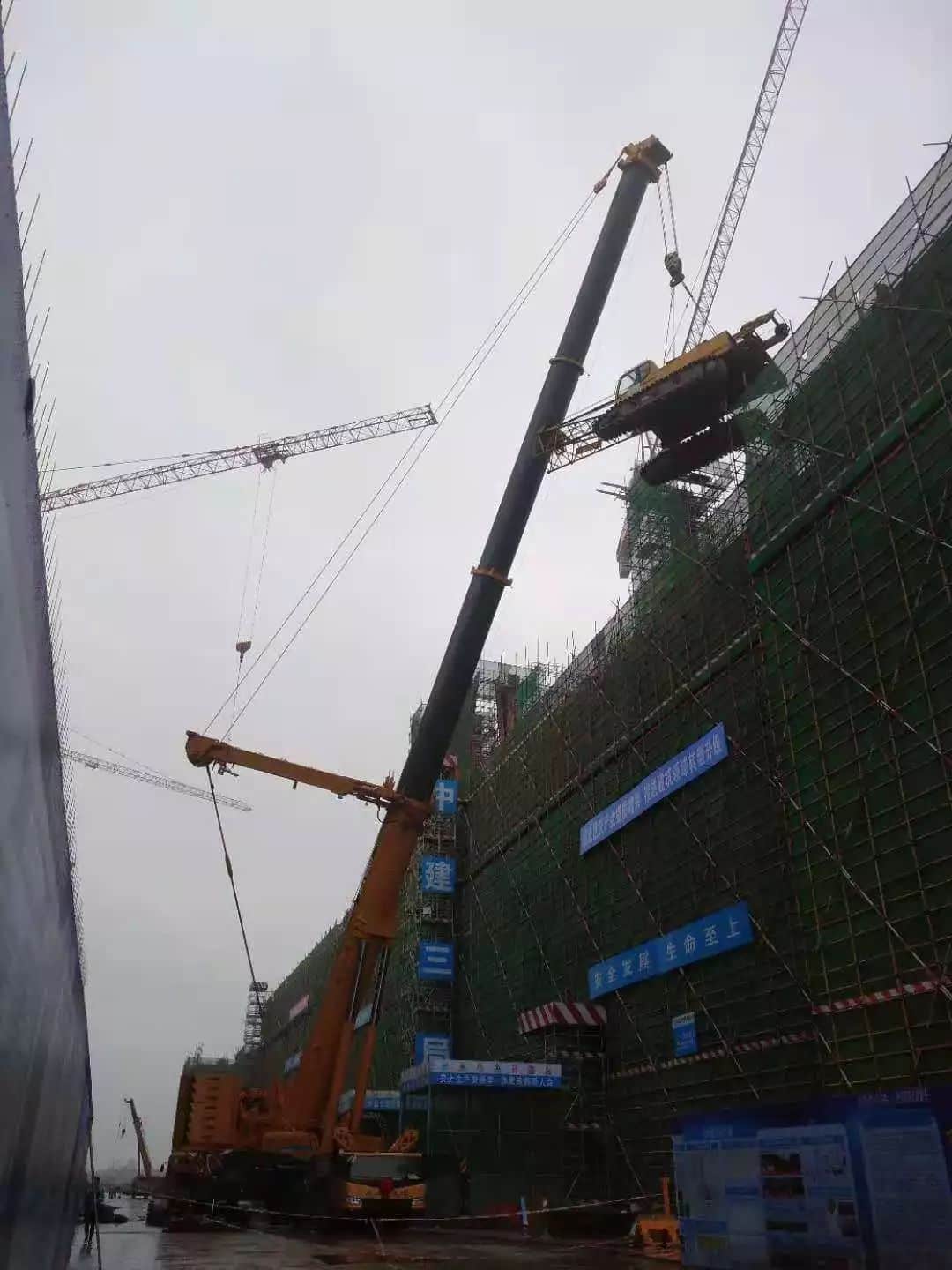 帅气!国产550吨全地面起重机武汉首秀!