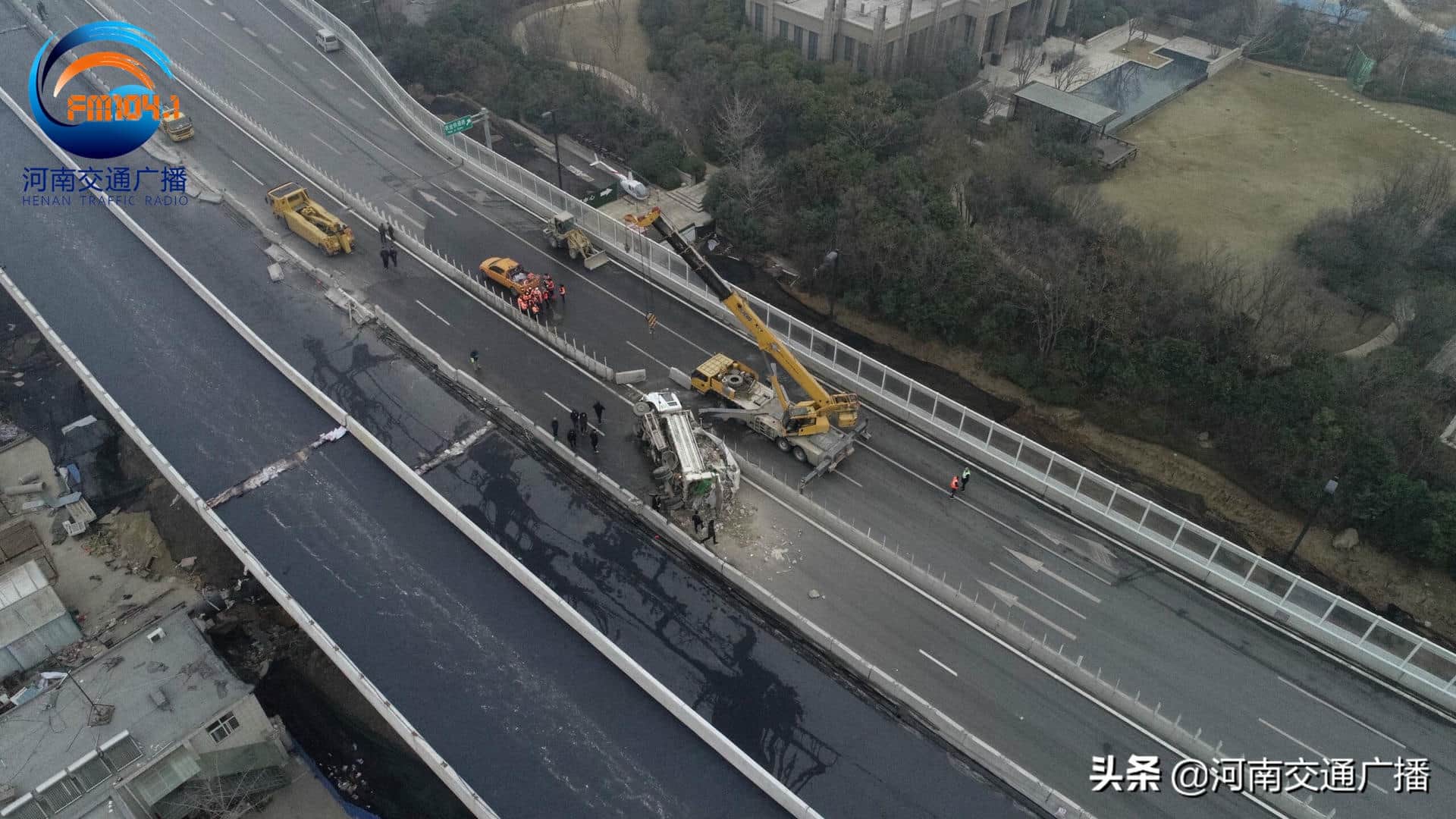 早高峰请避开京广快速路!货车侧翻,目前正在吊车作业