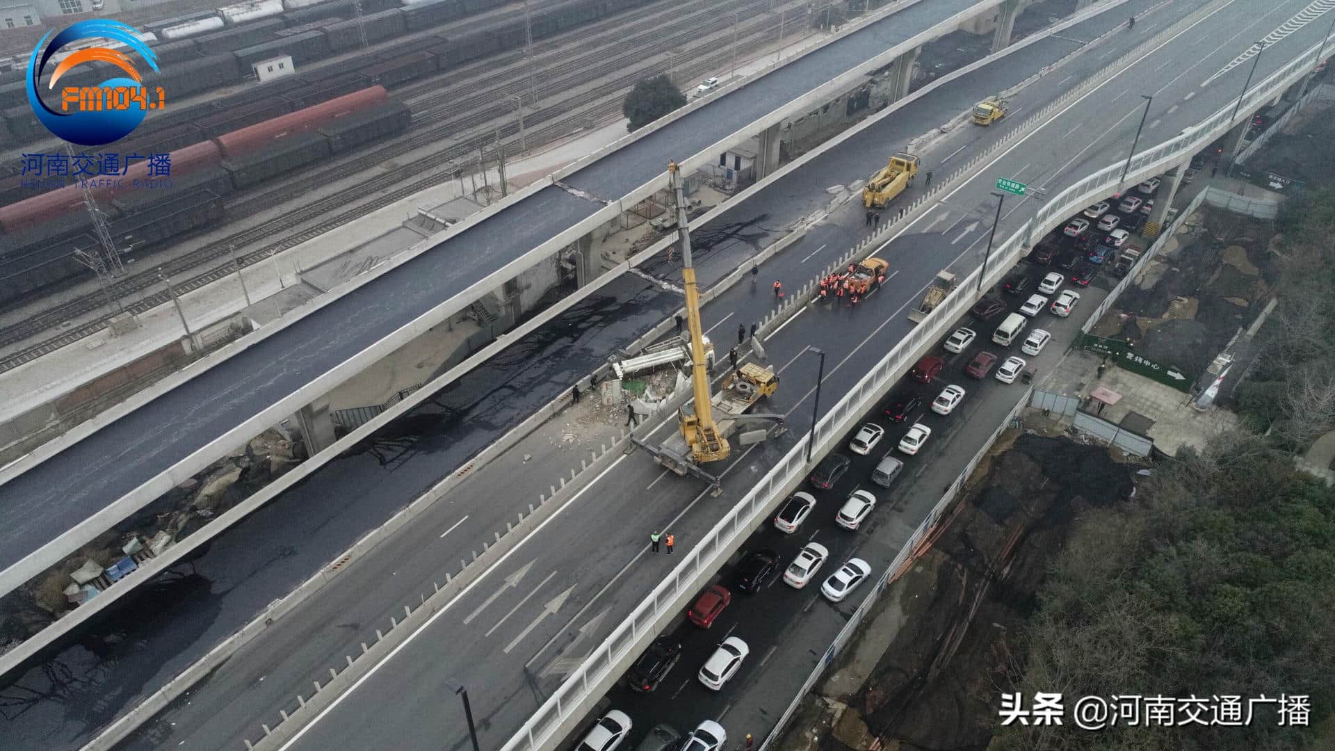 早高峰请避开京广快速路!货车侧翻,目前正在吊车作业
